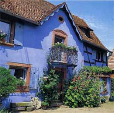 Die "Ferme bleue", wie sie von den Einwohnern liebevoll genannt wird, gehÃ¶rt heute zu den SchmuckstÃ¼cken des Dorfes